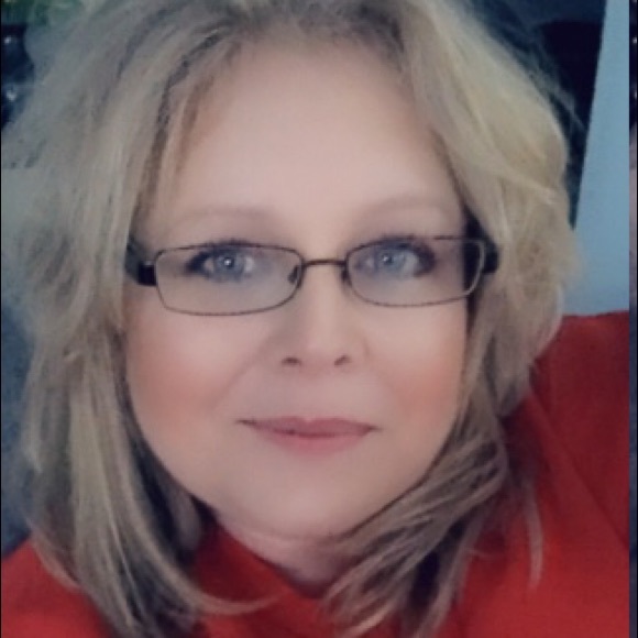 Meet your Posher, Lisa G -Follow me @LifeWithLisaG - Picture 4 of 8